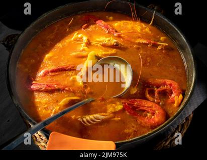 Cazuela de arroz caldoso con carabineros Stockfoto