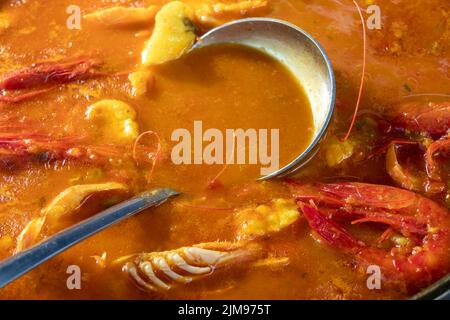 Cazuela de arroz caldoso con carabineros Stockfoto
