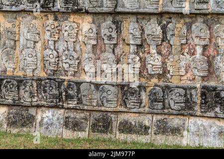 Wall of Skulls (Tzompantli) Chichen ISTA Mexiko Stockfoto