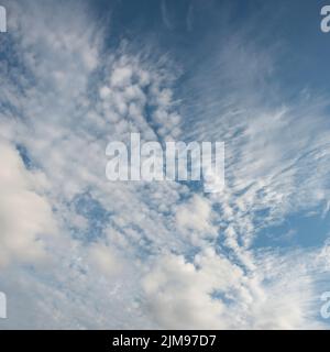 Eine Mischung aus windgepeitschten Wolkenarten im Quadratformat Stockfoto