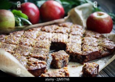 Glutenfreier Apfel- und Walnusskuchen aus Mandelmehl, perfekt für Passah, Rosh Hashanah oder ein herbstlicher Nachtisch. Extrem selektiver Fokus auf den Mittelpunkt Stockfoto