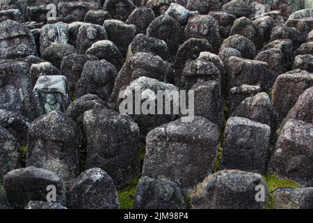 Alte japanische jizo Steinstatuen Stockfoto