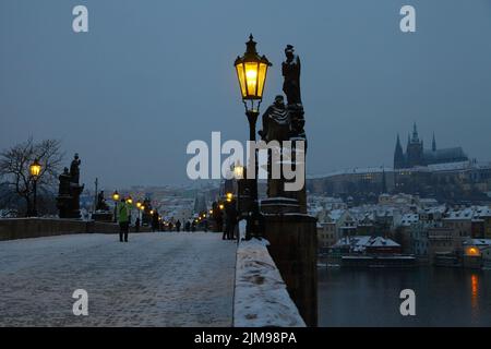 Karlsbrücke in Prag am frühen Morgen Stockfoto
