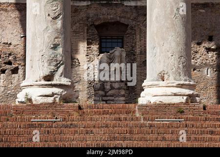 Eintritt zum Tempel von Antoninus und Faustina im Forum Romanum Stockfoto