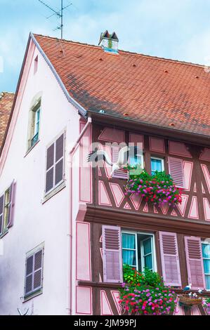 Rosa Fachwerkhaus im elsass Stockfoto