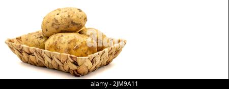 Reife Kartoffeln. Frische und rohe Kartoffeln im Korb isoliert auf weißem Hintergrund. Bio-Lebensmittel. Kopierbereich. Nahaufnahme Stockfoto