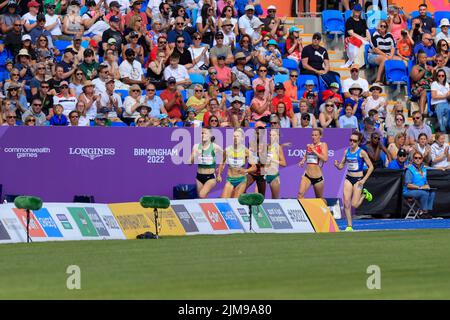 Birmingham, Großbritannien. 05. August 2022. Ein gutes Publikum im Alexander Stadium beobachtete die Frauen 1500m Athleten in Birmingham, Großbritannien am 8/5/2022. (Foto von Conor Molloy/News Images/Sipa USA) Quelle: SIPA USA/Alamy Live News Stockfoto