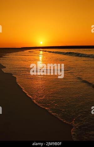 Sonnenuntergang über Jumeira Beach in Dubai. Stockfoto