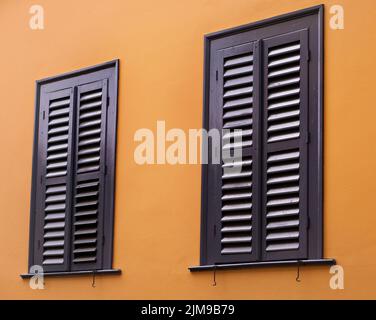 Fenster in Griechenland. Stockfoto