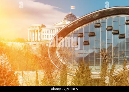 Ansicht Der Konzerttheater-Ausstellungshalle Im Rike Park Und Der Offiziellen Residenz Des Georgischen Präsidenten In Tiflis, Georgien. Moderne Architektur Von Stockfoto