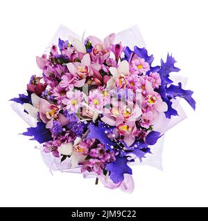 Bouquet von Gerbera, Nelken und anderen Blumen in blauer Verpackung. Stockfoto