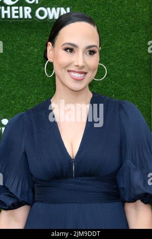 4. August 2022, Westwood, CA, USA: LOS ANGELES - 4. AUGUST: Meena Harris bei der Premiere Der A League of Their Own am 4. August 2022 im Easton Stadium, UCLA in Westwood, CA (Bild: © Kay Blake/ZUMA Press Wire) Stockfoto