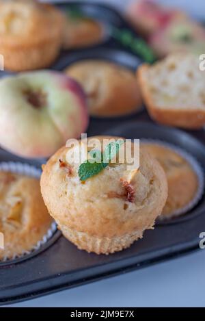 Süße hausgemachte Vanillepfirsich-Muffins auf einem Tisch Stockfoto