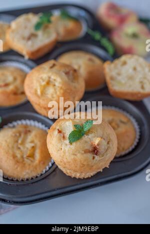 Süße hausgemachte Vanillepfirsich-Muffins auf einem Tisch Stockfoto
