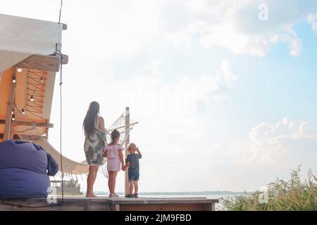 Glückliche Familie genießen Sommerruhe im Glamping-Haus in natürlicher Umgebung. Stockfoto