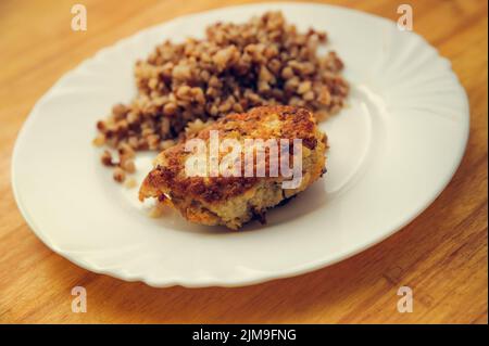 Economy Lebensmittel. Seezunge und Buchweizengroats Stockfoto