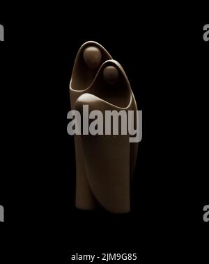 Eine abstrakte stilisierte Holzschnitzerei, die eine christliche weihnachtskrippe mit maria, josef und dem Jesuskind darstellt - 3D Render Stockfoto