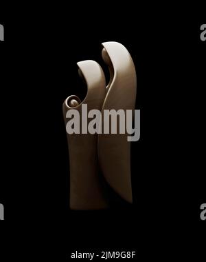 Eine abstrakte stilisierte Holzschnitzerei, die eine christliche weihnachtskrippe mit maria, josef und dem Jesuskind darstellt - 3D Render Stockfoto