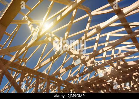 Neues Haus im Bau mit Sonnenlicht Stockfoto