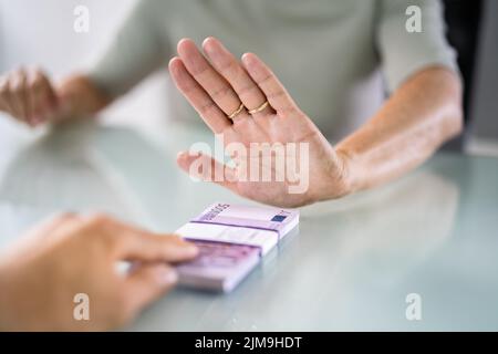 7/8 Hand des Kaufmanns weigert zu Schmiergeld Partner am Arbeitsplatz nehmen Stockfoto