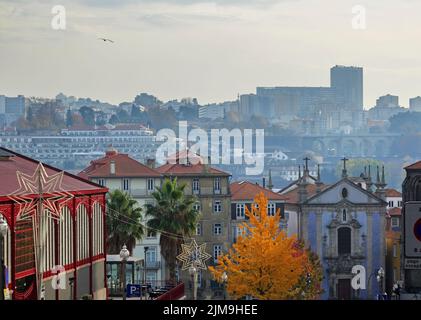 Igreja Paroquial de Sao Nicolau und Hausdächer Stockfoto