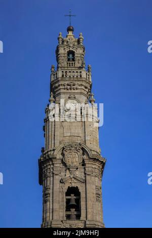 Torre dos Clerigos Turm in der Mitte Stockfoto