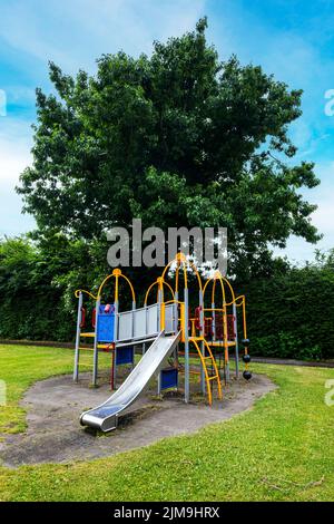Klettergerüst in Kinderspielplatz Großbritannien Stockfoto