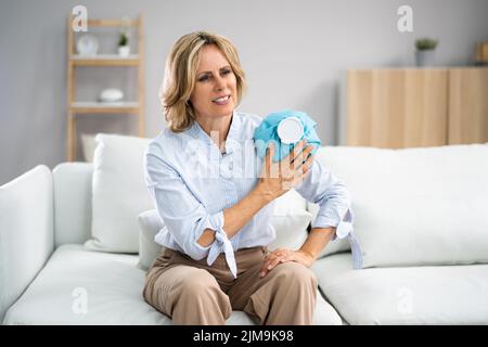 Anwendung Von Ice Pack Cold Therapy Gel Für Schulterverletzungen Stockfoto