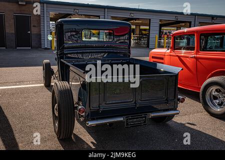 Libanon, TN - 13. Mai 2022: Hochperspektivische Rückseitenansicht eines bei einer lokalen Automobilausstellung. Stockfoto