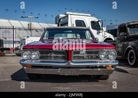 Libanon, TN - 13. Mai 2022: Low-perspective Frontansicht eines 1964 Pontiac GTO Cabriolets auf einer lokalen Automesse. Stockfoto