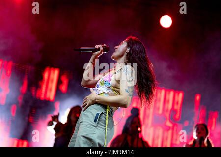 Palmanova, Italien. 04. August 2022. Elisa spielt auf der Bühne während Elisa - Back to the Future, Italienische Sängerin Musikkonzert in Palmanova, Italien, August 04 2022 Quelle: Independent Photo Agency/Alamy Live News Stockfoto