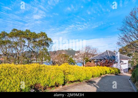 nagasaki, kyushu - dezember 13 2021: Hang, der zum Haus des ehemaligen Walkers führt, das in den letzten Jahrzehnten des neunzehnten Jahrhunderts in Minamiya entstand Stockfoto