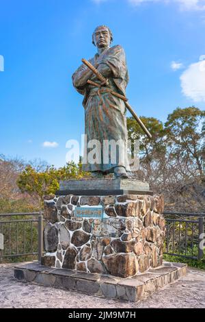 nagasaki, kyushu - 14 2021. dezember: Statue des Gründers der ersten japanischen Kaientai-Reederei, des Samurai Sakamoto Ryōma, der einen kimon trägt Stockfoto