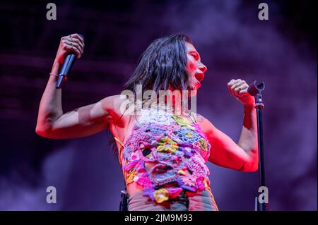 Palmanova, Italien. 04. August 2022. Elisa spielt auf der Bühne während Elisa - Back to the Future, Italienische Sängerin Musikkonzert in Palmanova, Italien, August 04 2022 Quelle: Independent Photo Agency/Alamy Live News Stockfoto