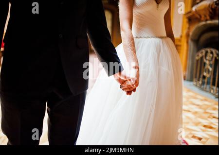 Hand in hand der elegante Hochzeit zu zweit am old Vintage House und Palast Stockfoto