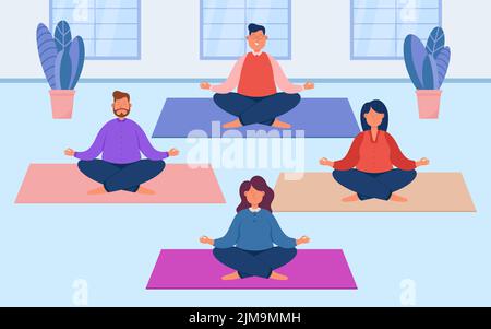 Menschen, die Yoga in Studio flache Vektor-Illustration. Eine Gruppe von Geschäftsleuten oder Büromitarbeitern, die versuchen, sich zu entspannen, in Lotuspose auf Matten sitzen und es tun Stock Vektor