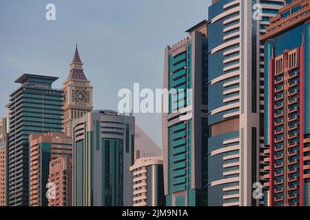 Nahaufnahme von hohen und modernen Büro- und Apartmentgebäuden entlang der Sheikh Zayed Road von Al Wasl in der Stadt Dubai, Vereinigte Arabische Emirate. Stockfoto