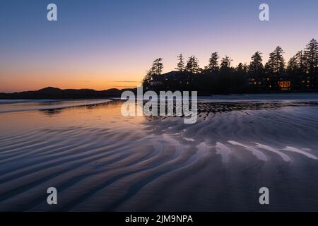 Sonnenuntergang am Chesterman Beach am Pazifik in der Nähe von Tofino, Vancouver Island, British Columbia, Kanada. Stockfoto