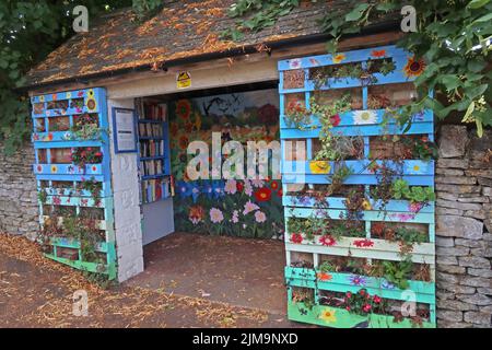 Bus Shelter Library, in Eastcombe, Stroud, Gloucestershire, England, GB, GL6 7EB - Bus Service 8, 8A Stockfoto