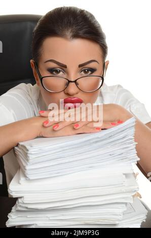 Porträt von eine selbstbewusste junge Frau mit Dokumenten auf weiß Stockfoto