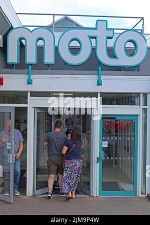 Hilton Park Service Station Bereich auf M6 Essington, zeigt altes Moto-Logo vor 2021 Stockfoto