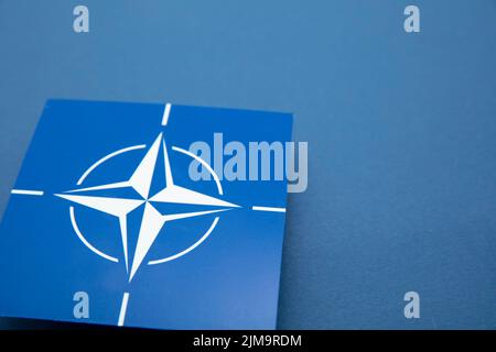 LONDON, Großbritannien - August 2022: Blaues NATO-Logo. Die NATO ist ein militärisches Bündnis zwischen einer Reihe von Ländern Stockfoto