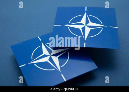 LONDON, Großbritannien - August 2022: Blaues NATO-Logo. Die NATO ist ein militärisches Bündnis zwischen einer Reihe von Ländern Stockfoto