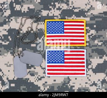 Kleine Aufnäher der US-Flagge und ID-Aufnäher auf der Uniform des militärischen Kampfkleides Stockfoto