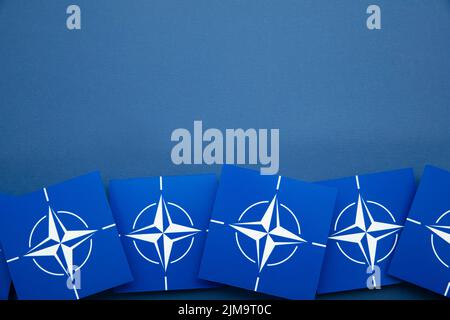 LONDON, Großbritannien - August 2022: Blaues NATO-Logo. Die NATO ist ein militärisches Bündnis zwischen einer Reihe von Ländern Stockfoto