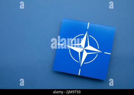 LONDON, Großbritannien - August 2022: Blaues NATO-Logo. Die NATO ist ein militärisches Bündnis zwischen einer Reihe von Ländern Stockfoto