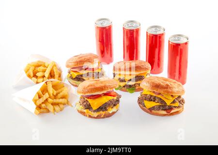 Brioche Burger Gourmet-Menü mit vier Limonaden und zwei Crinkle Cur Pommes Frites Chips Stockfoto