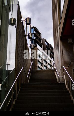 Eine vertikale Aufnahme einer Treppe, die zur Malmskillnadsgatan, Stockholm, Schweden führt Stockfoto