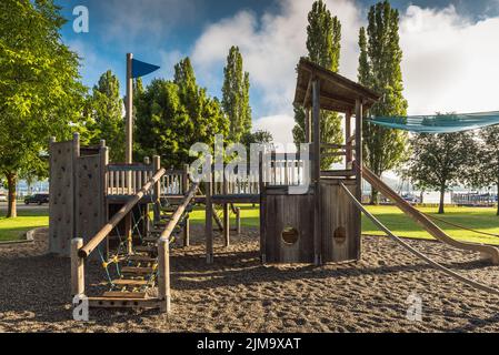 Leerer Spielplatz im Freien mit Holzgeräten für Kinder Stockfoto