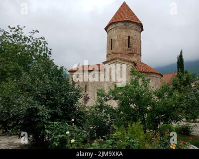 Die alte historische Kirche von Kish an einem düsteren Tag in Shaki, Aserbaidschan Stockfoto